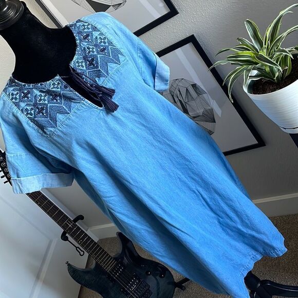 Old Navy Embroidered Short Sleeve Shift Dress - Picture 11 of 13